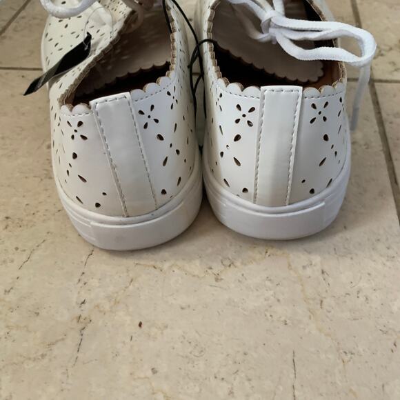 Torrid 9 W Faux Leather Laser Cut Lace Up Sneaker Casual Shoes Scalloped White - Picture 7 of 15